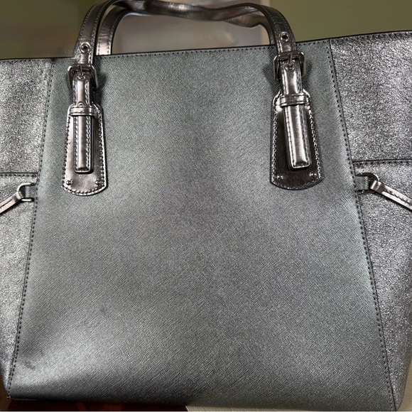 Authentic like new Michael Kors, metallic silver purse - Picture 5 of 10